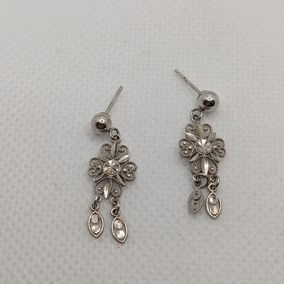 Elegant Silver Floral Earrings - Picture 2 of 3